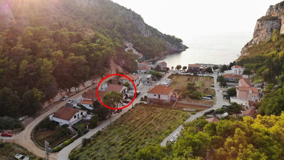 Zastrazisce Apartment | Two bedroom apartment with balcony and sea view Cove Vela Stiniva, Hvar (A-17075-a)