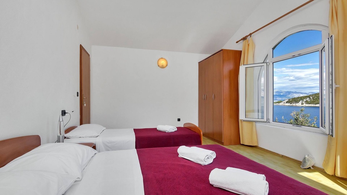 Pokrivenik Apartment | Two bedroom apartment near beach Cove Pokrivenik, Hvar (A-2073-b)