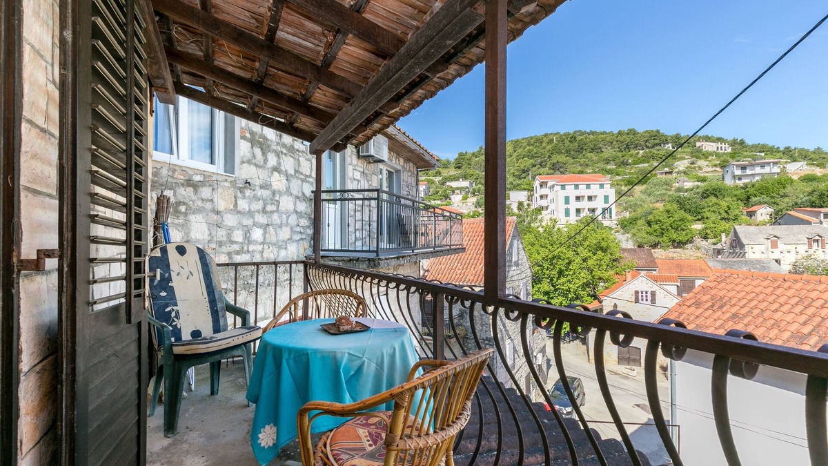 Stomorska Apartment | Two bedroom apartment with balcony and sea view Stomorska, Šolta (A-20039-a)
