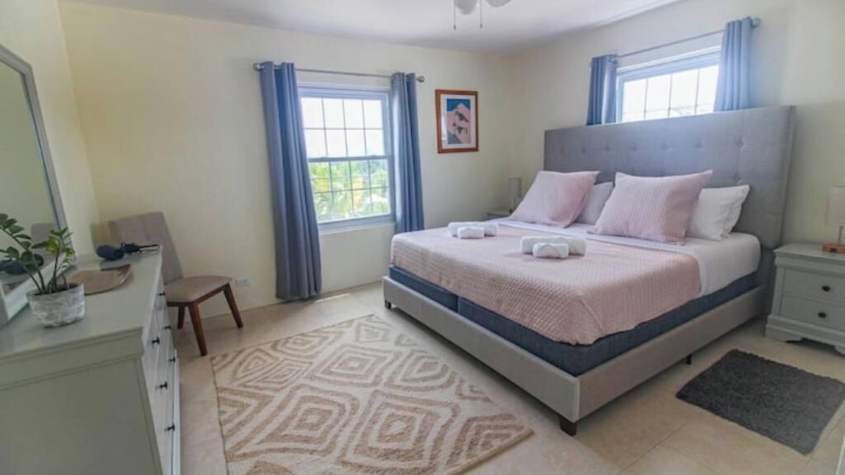 Pembroke House | Two bedroom apartment minutes from the beach