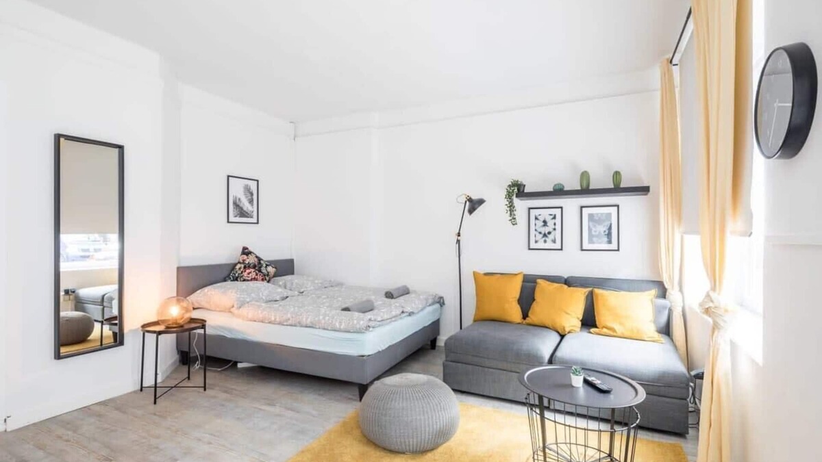 Eimsbuettel Apartment | Two Bedroom Apartment and Bathrooms