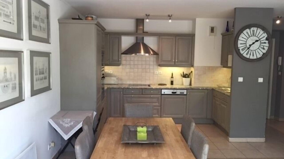 Lourmarin Apartment | Two Bedroom Apartment with Air Conditioning, Parking and Elevator in Lourmarin