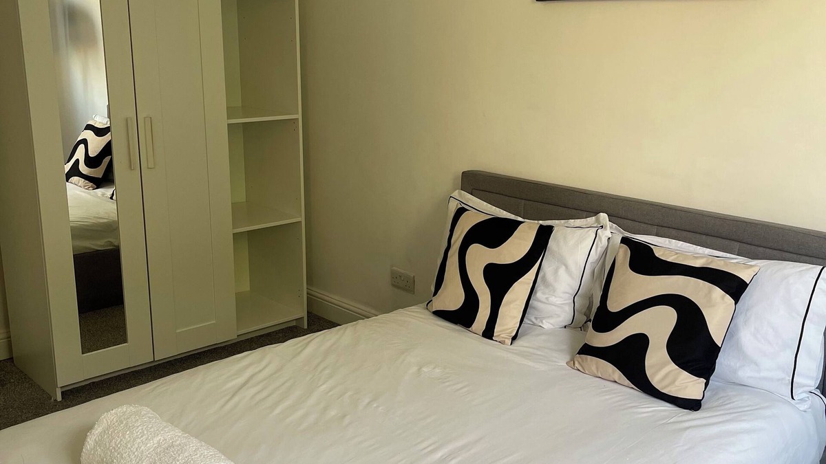 Glasgow Apartment | Two Bedroom Apartment situated near Silverburn shopping centre