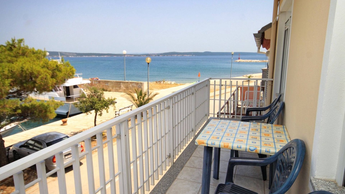Kukljica Apartment | Two bedroom apartment near beach Kukljica, Ugljan (A-8252-a)