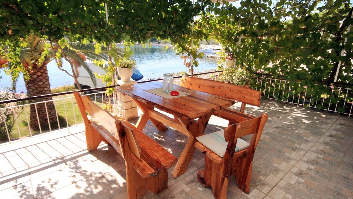 Lumbarda Apartment | Two bedroom apartment near beach Lumbarda, Korčula (A-9330-a)