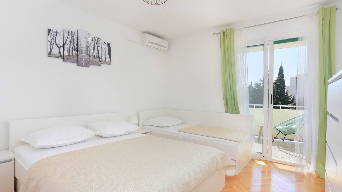 Ratac Apartment | Two bedroom apartment with balcony Makarska (A-13222-a)