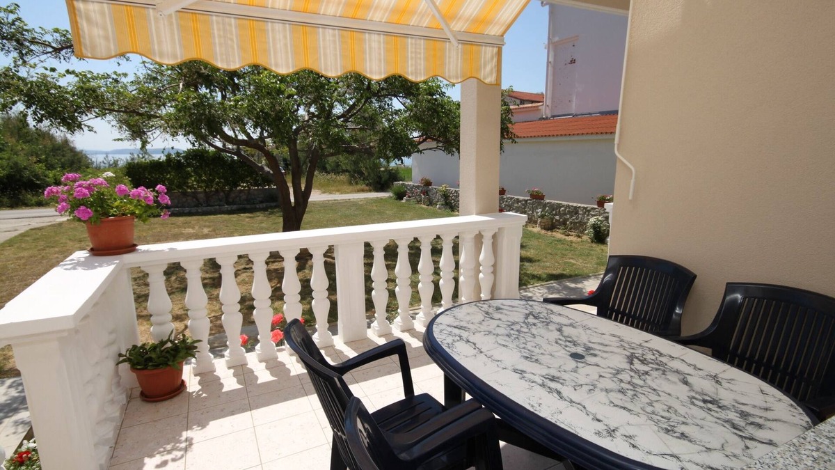 Vlasici Apartment | Two bedroom apartment near beach Vlašići, Pag (A-6523-b)