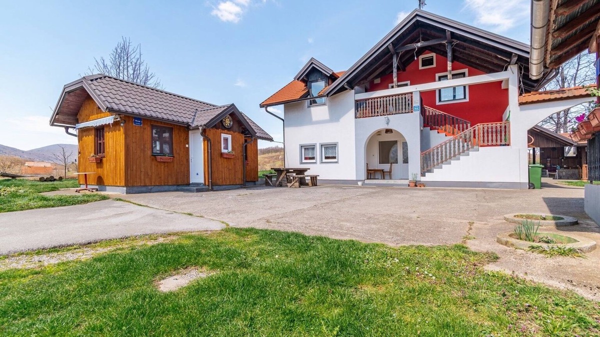 Seliste Dreznicko Apartment | Two bedroom apartment (pet friendly) Seliste Dreznicko, Plitvice (A-20907-c)