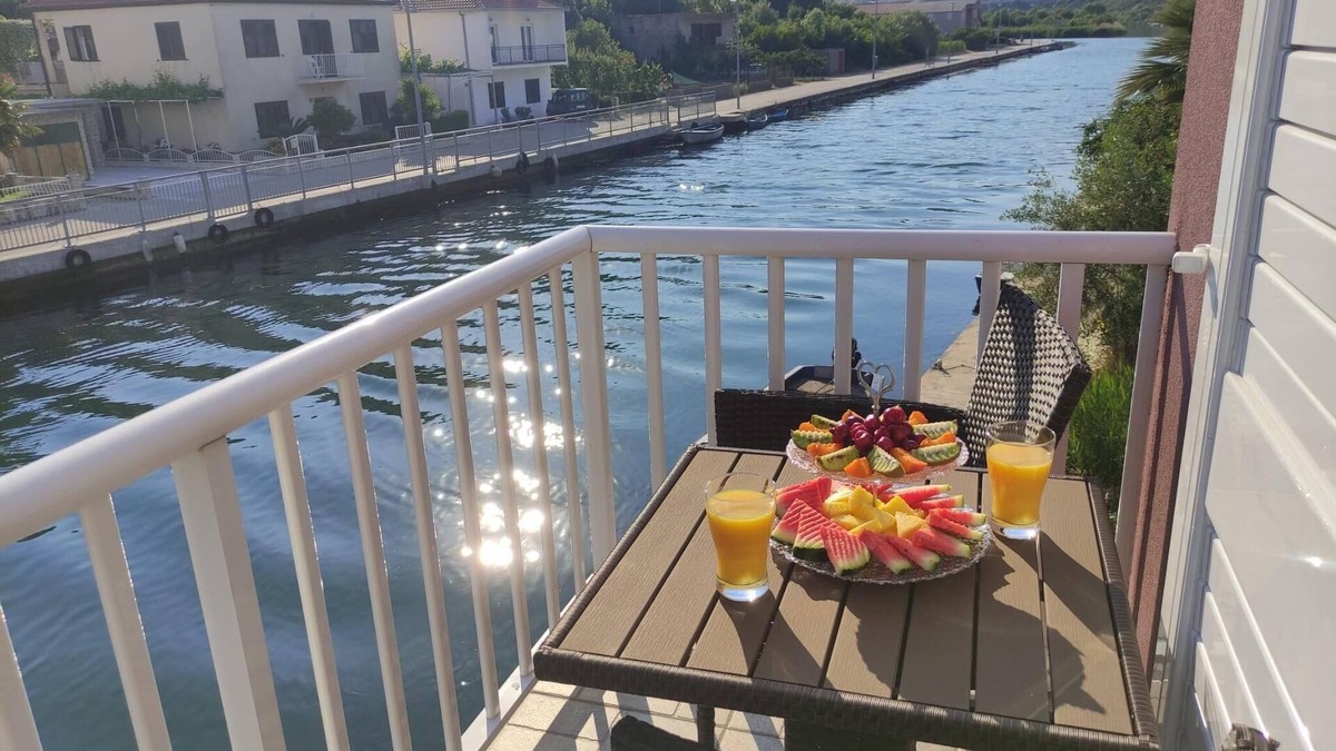 Ploce Apartment | Two bedroom apartment with balcony Rogotin, Neretva Delta - Ušće Neretve (A-23141-a)