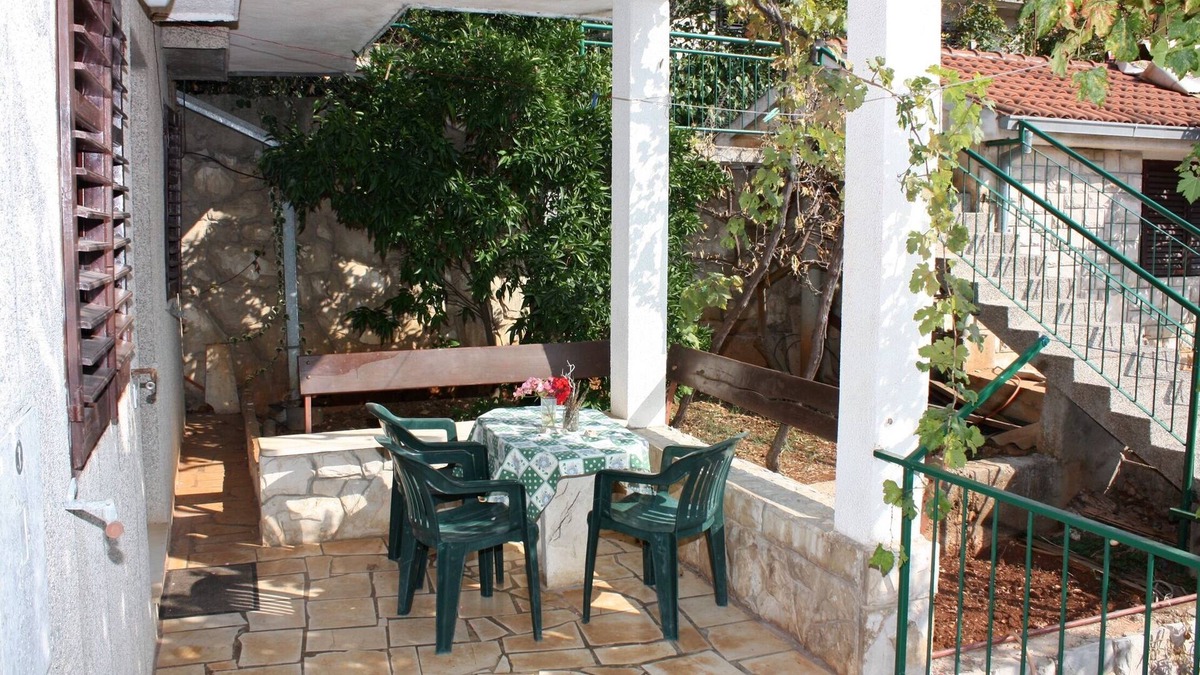 Stomorska Apartment | Two bedroom apartment with terrace and sea view Stomorska, Šolta (A-782-a)