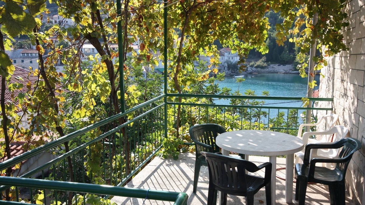 Stomorska Apartment | Two bedroom apartment with terrace and sea view Stomorska, Šolta (A-782-b)