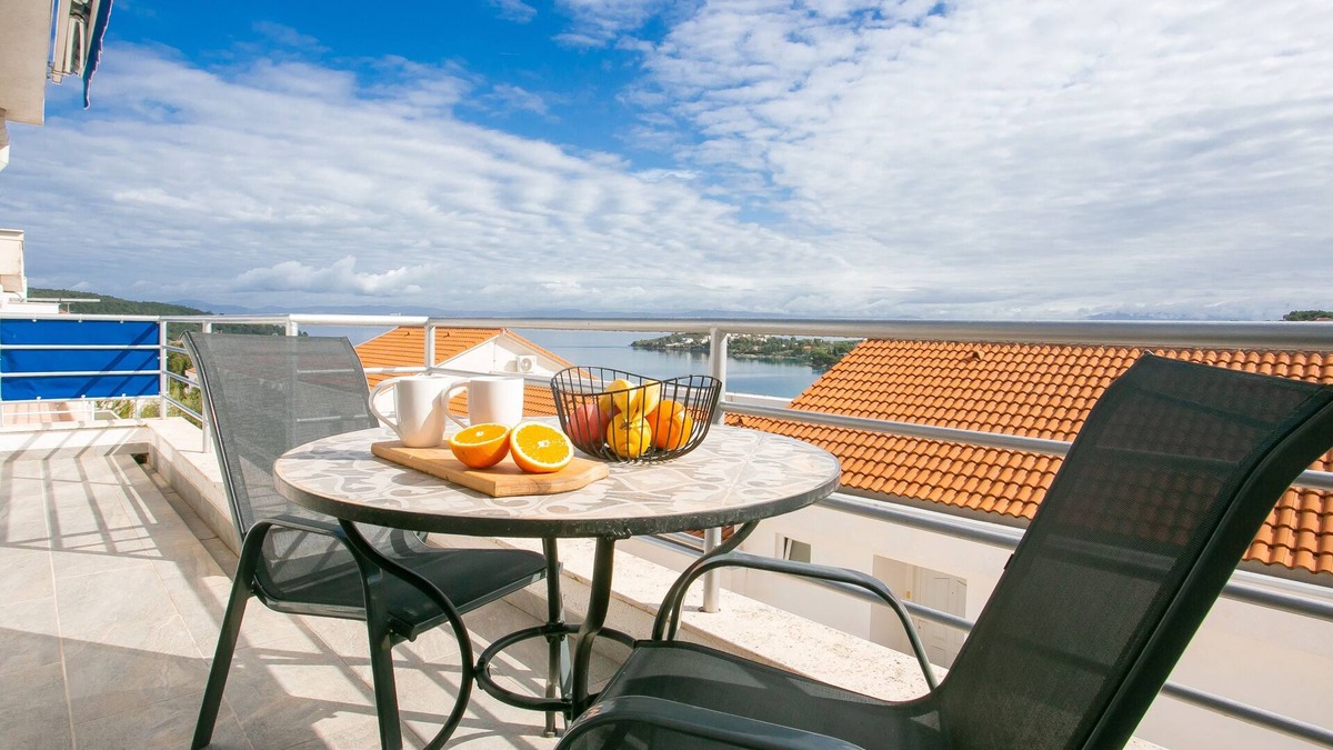 Necujam Apartment | Two bedroom apartment with terrace and sea view Nečujam, Šolta (A-5178-a)