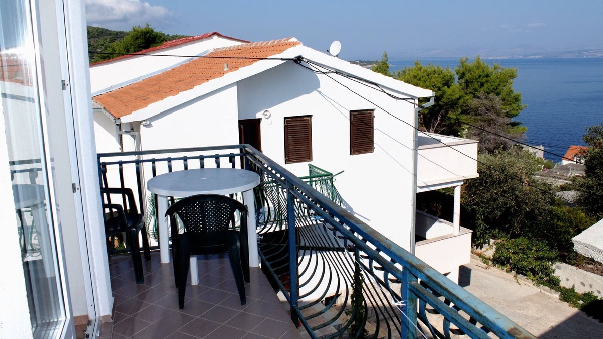 Stomorska Apartment | Two bedroom apartment with balcony and sea view Stomorska, Šolta (A-5238-a)
