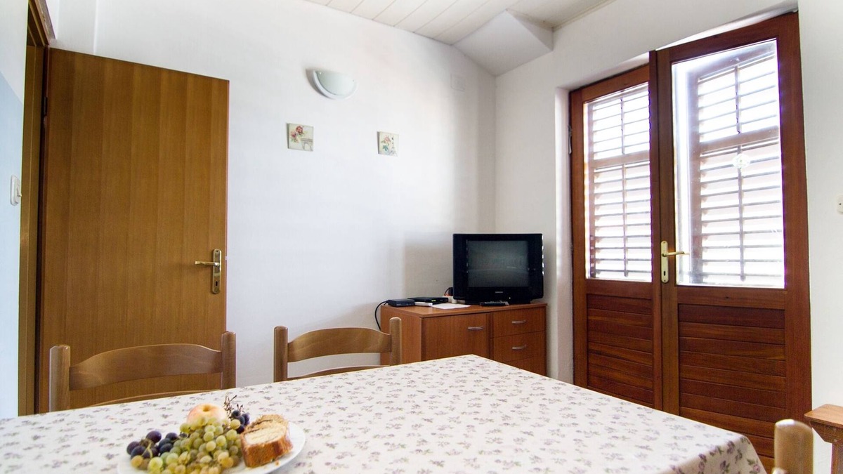 Stomorska Apartment | Two bedroom apartment with terrace and sea view Stomorska, Šolta (A-8650-a)