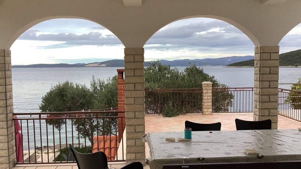 Maslinica Apartment | Two bedroom apartment near beach Maslinica, Šolta (A-774-a)