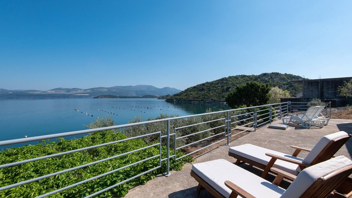 Putnikovic Apartment | Two bedroom apartment near beach Cove Pještata, Pelješac (A-12381-b)