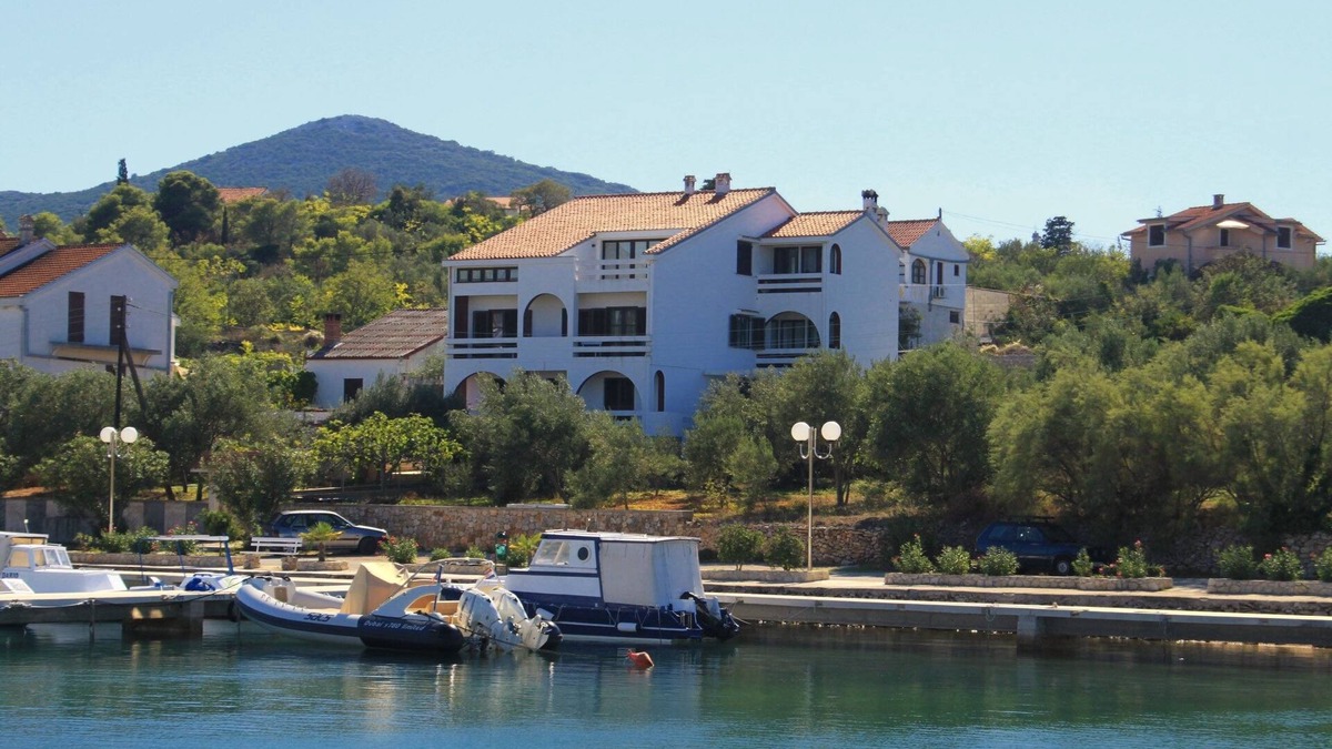 Lukoran Apartment | Two bedroom apartment near beach Lukoran, Ugljan (A-8397-b)