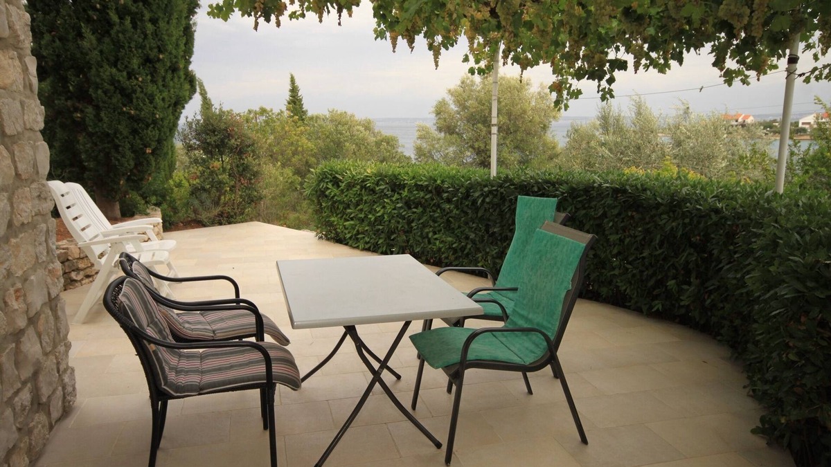 Lukoran Apartment | Two bedroom apartment near beach Lukoran, Ugljan (A-8494-a)