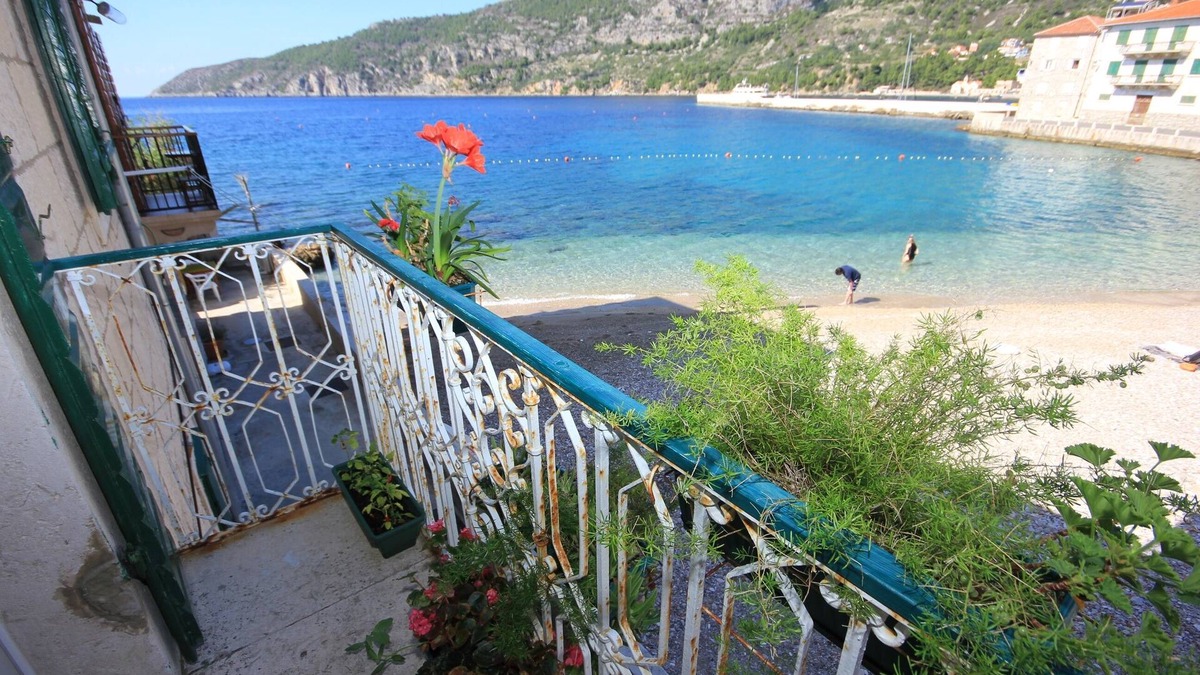 Komiza Apartment | Two bedroom apartment near beach Komiža, Vis (A-8533-b)