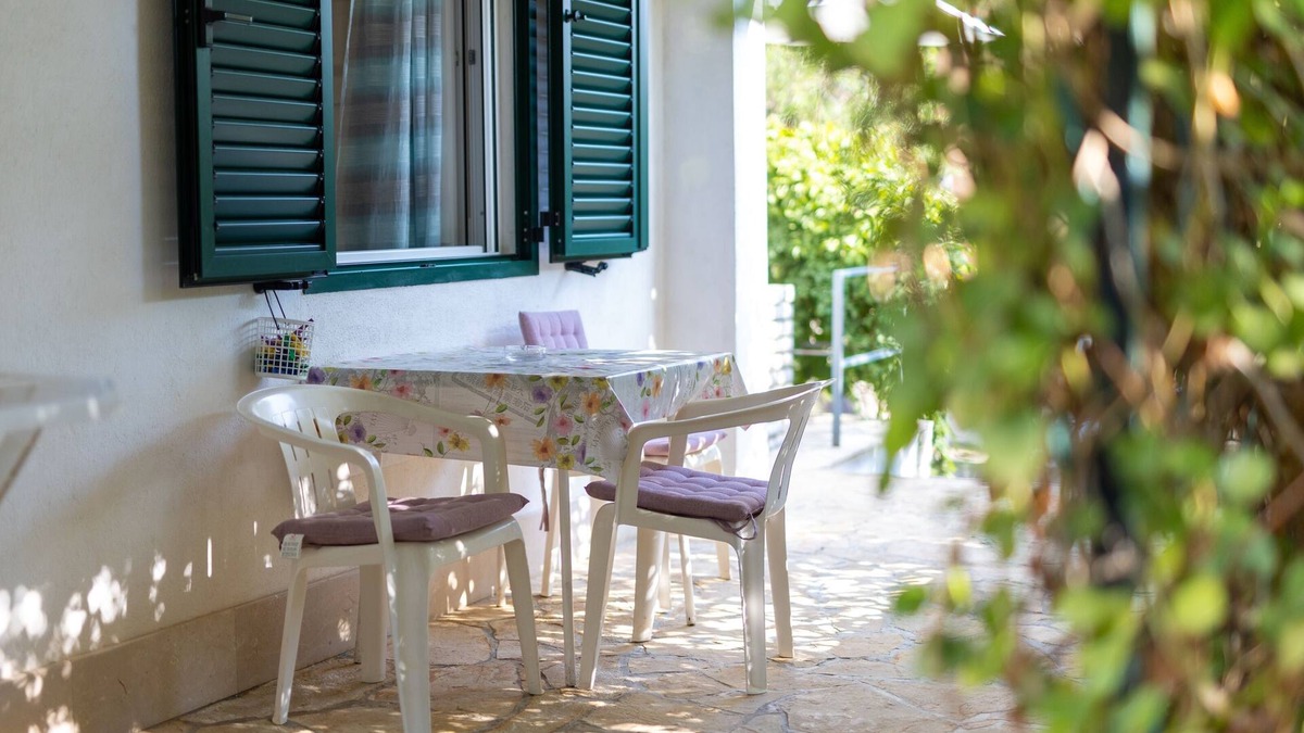 Cove Basina (Jelsa) Apartment | Two bedroom apartment near beach Mudri Dolac, Hvar (A-582-b)