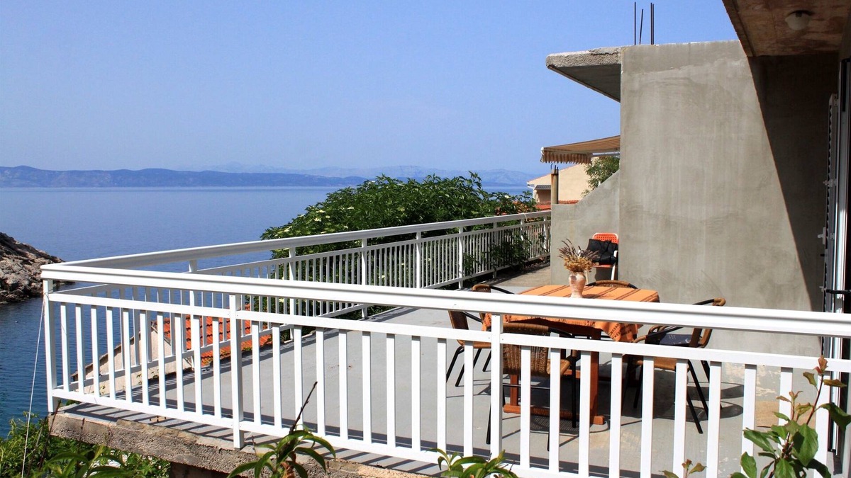 Gdinj Apartment | Two bedroom apartment near beach Cove Pobij, Hvar (A-8702-a)