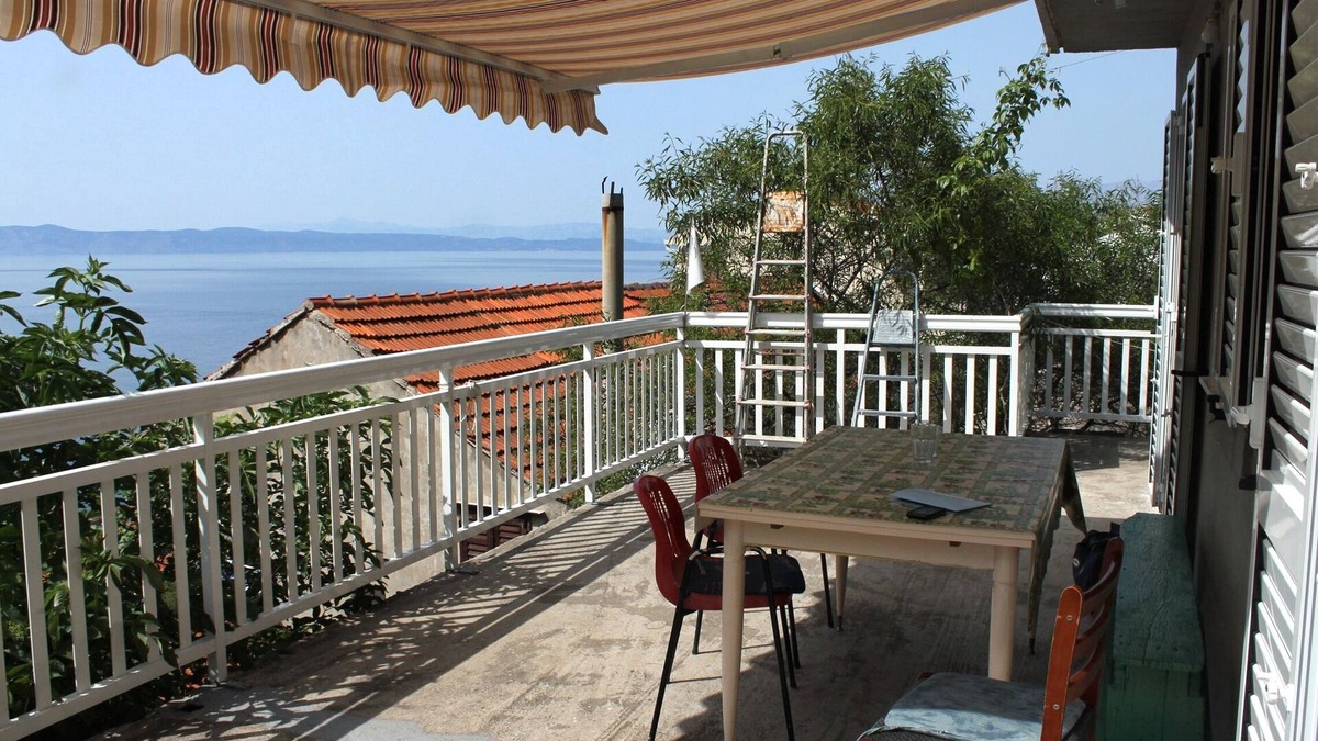 Gdinj Apartment | Two bedroom apartment near beach Cove Pobij, Hvar (A-8702-b)