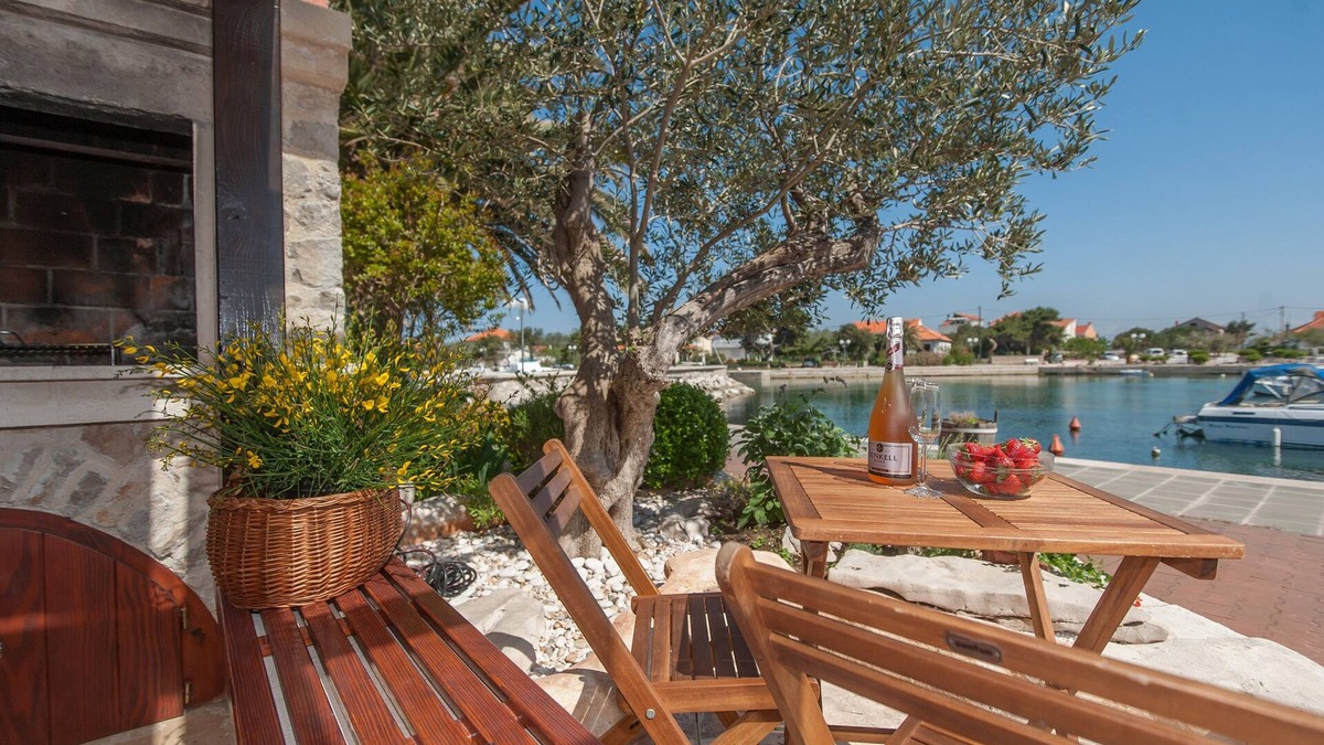 Poljana Apartment | Two bedroom apartment near beach Poljana, Ugljan (A-8432-a)