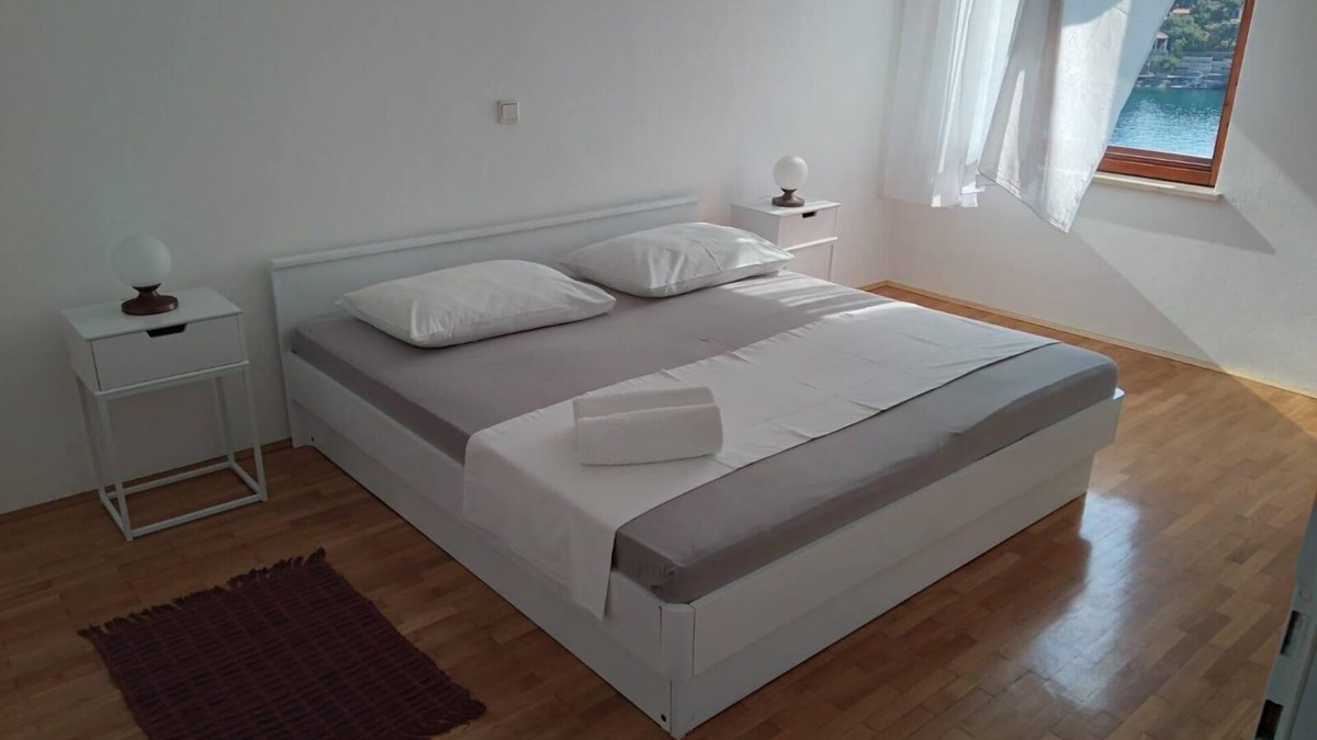 Selca Apartment | Two bedroom apartment near beach Puntinak, Brač (A-12255-a)