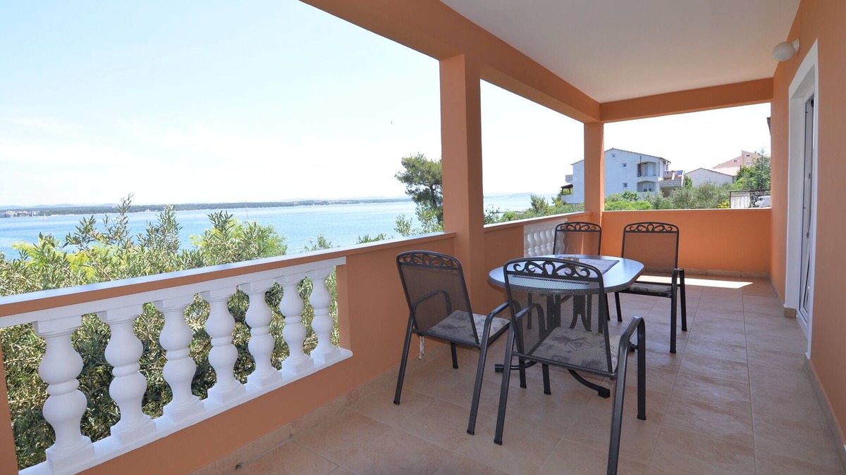 Tkon Apartment | Two bedroom apartment near beach Tkon, Pašman (A-16589-a)