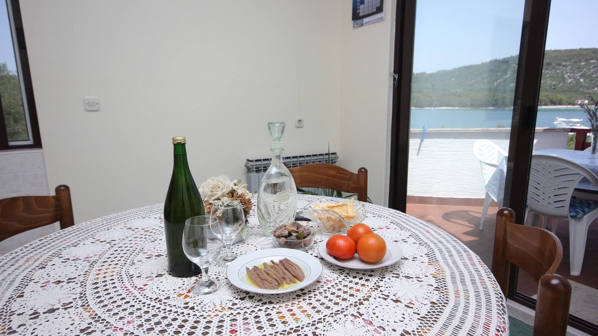 Municipality of Kali Apartment | Two bedroom apartment near beach Cove Mala Lamjana, Ugljan (A-347-b)