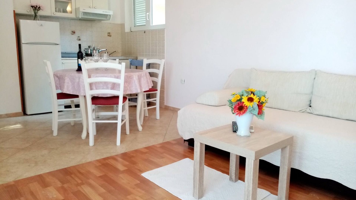 Rab Town Apartment | Two bedroom apartment near beach Supetarska Draga - Donja, Rab (A-17201-c)