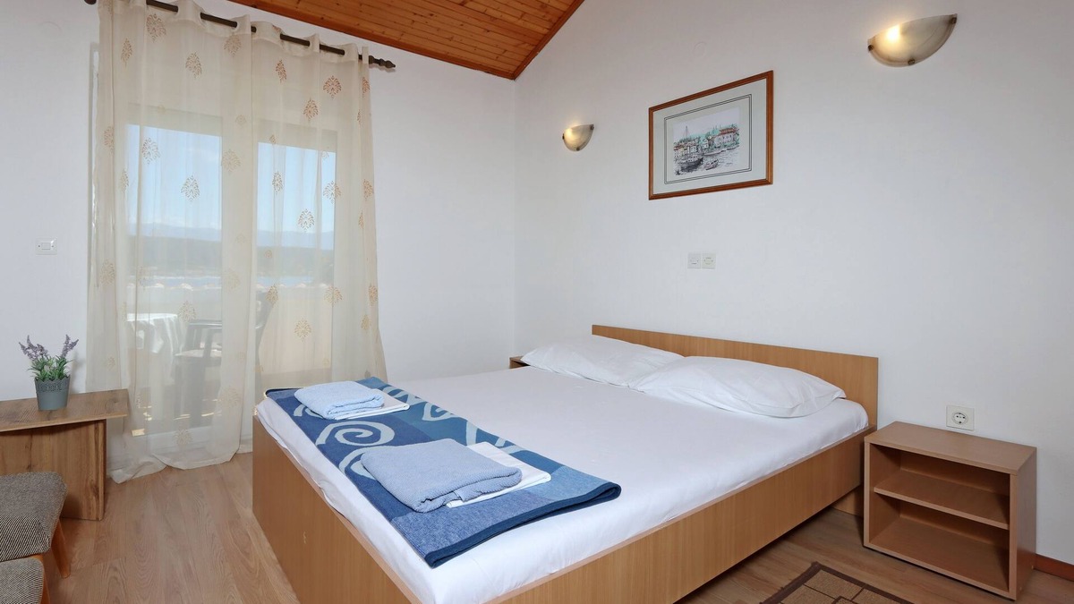 Rab Town Apartment | Two bedroom apartment near beach Supetarska Draga - Gonar, Rab (A-18650-a)