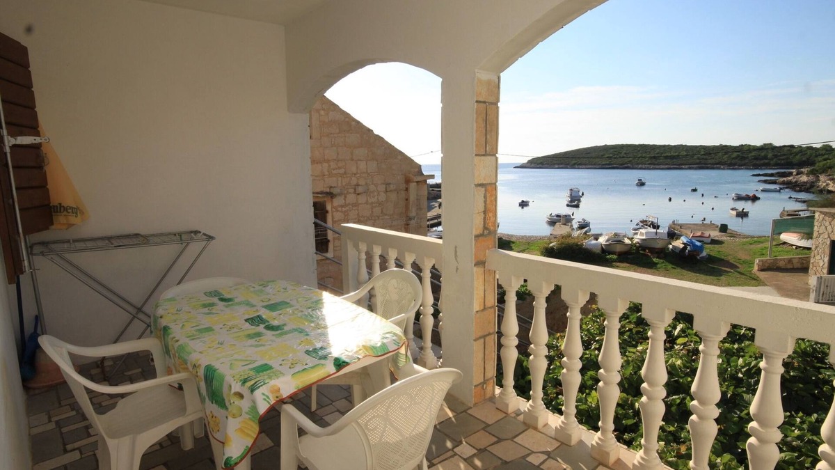 Rukavac Apartment | Two bedroom apartment near beach Rukavac, Vis (A-1154-c)