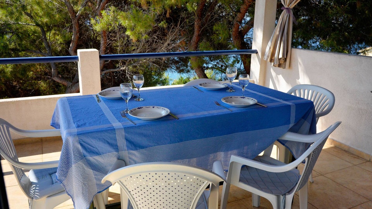 Milna Apartment | Two bedroom apartment near beach Milna, Vis (A-8943-a)