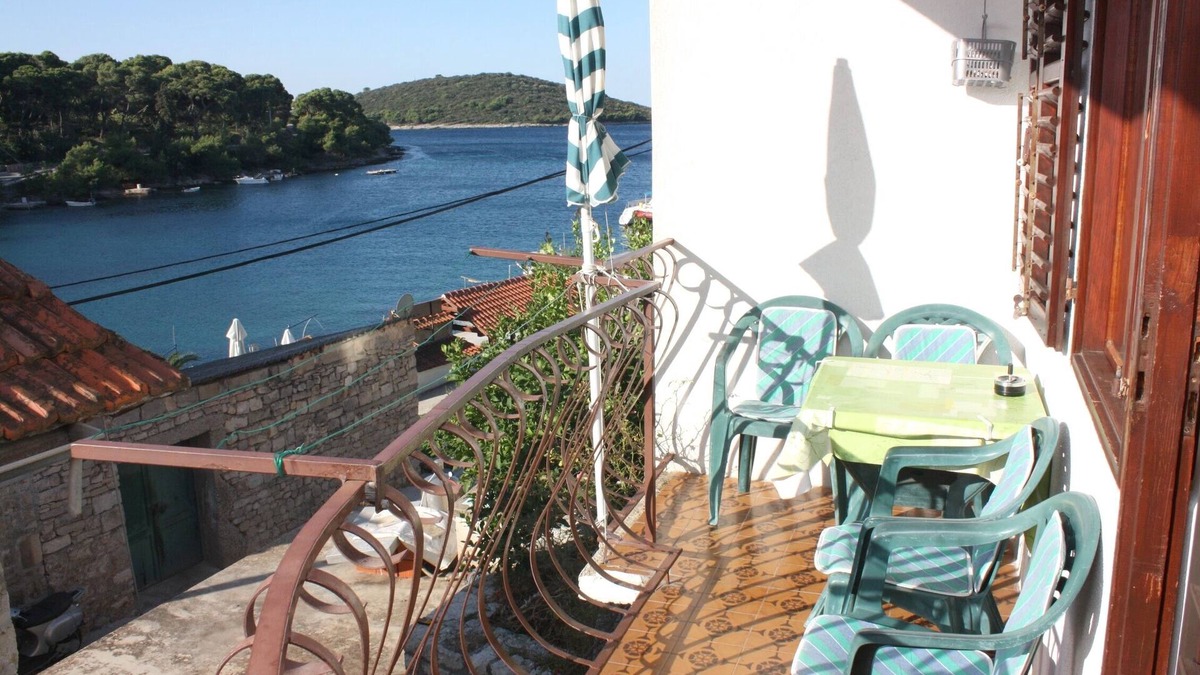 Maslinica Apartment | Two bedroom apartment with balcony and sea view Maslinica, Šolta (A-5188-a)