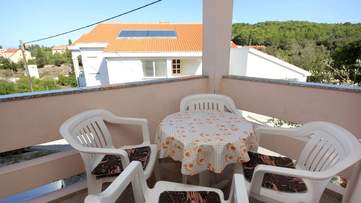 Lukoran Apartment | Two bedroom apartment with terrace and sea view Lukoran, Ugljan (A-836-a)