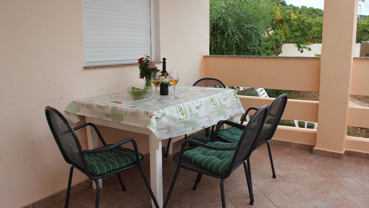 Lukoran Apartment | Two bedroom apartment with terrace Lukoran, Ugljan (A-836-c)