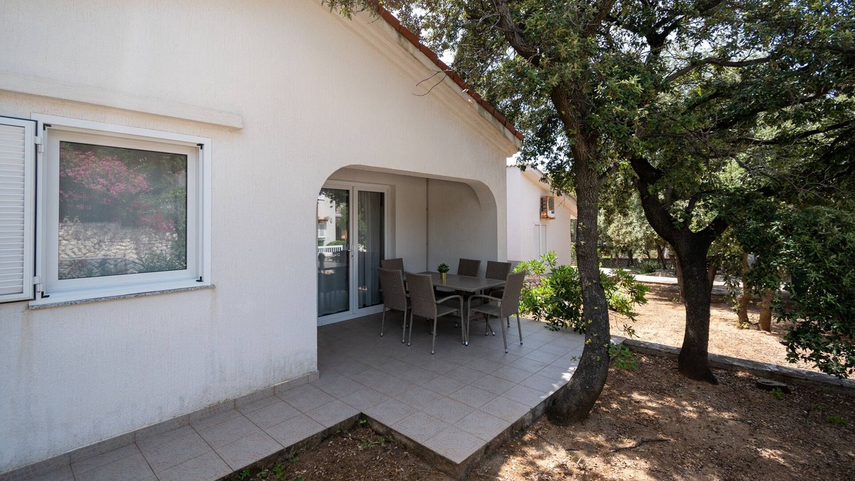 Mandre Apartment | Two bedroom apartment with terrace Mandre, Pag (A-16836-b)