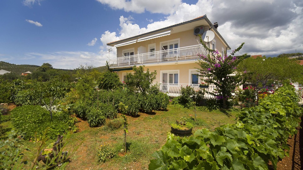 Poljica Apartment | Two bedroom apartment with balcony and sea view Poljica, Trogir (A-19054-b)