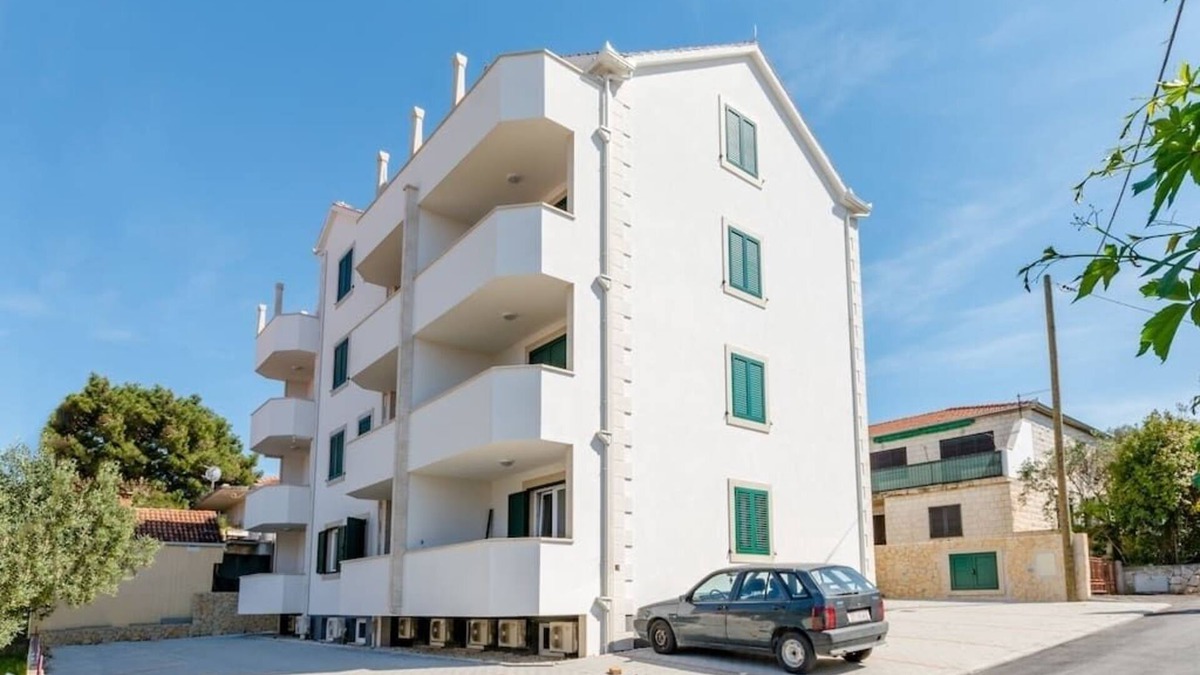 Supetar Apartment | Two bedroom apartment with balcony and sea view Supetar, Brač (A-16130-a)