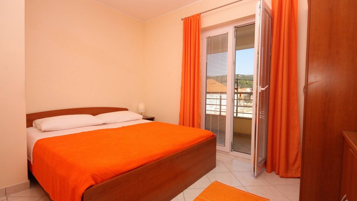 Vinisce Apartment | Two bedroom apartment with terrace and sea view Vinišće, Trogir (A-5229-b)