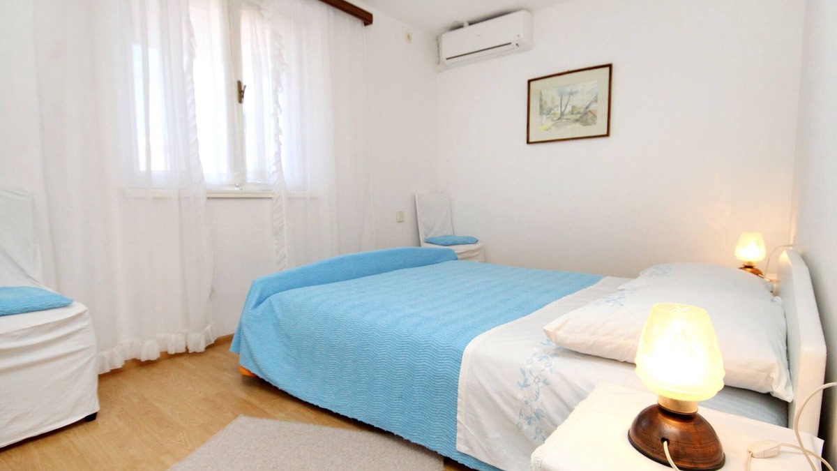 Vrboska Apartment | Two bedroom apartment with terrace and sea view Vrboska, Hvar (A-541-a)