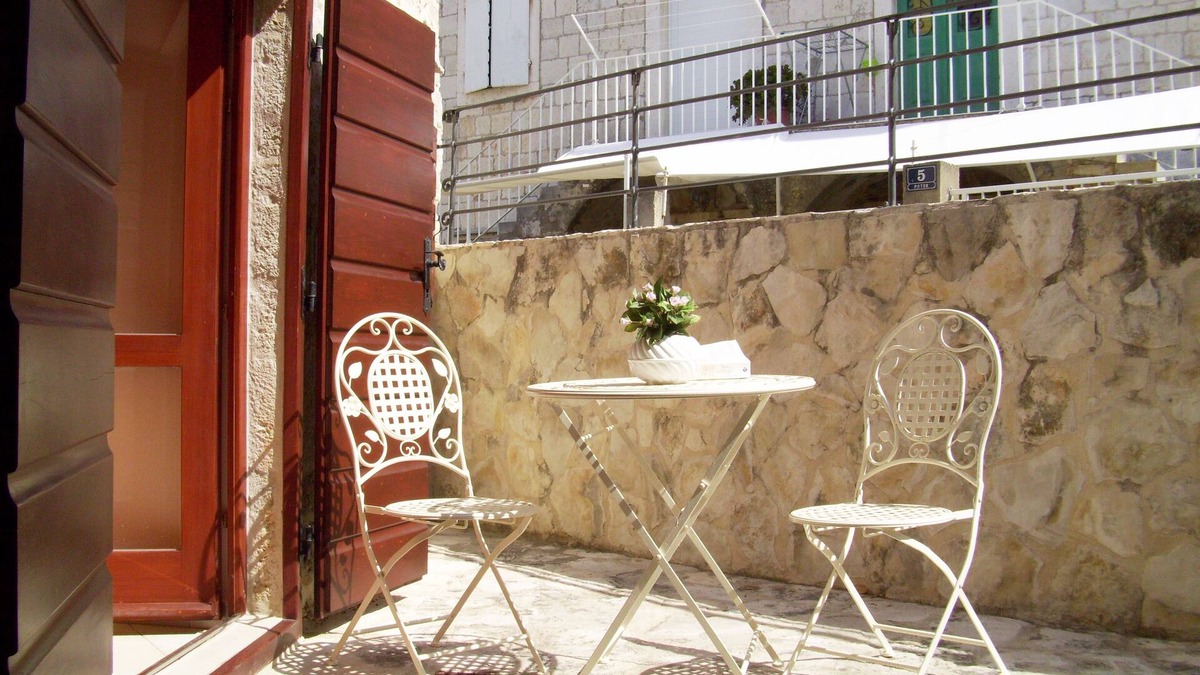 Komiza Apartment | Two bedroom apartment with terrace Komiža, Vis (A-9247-b)