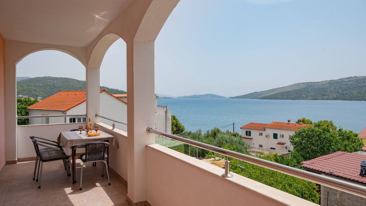 Poljica Apartment | Two bedroom apartment with terrace and sea view Poljica, Trogir (A-11103-a)