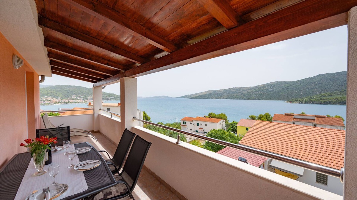 Poljica Apartment | Two bedroom apartment with terrace and sea view Poljica, Trogir (A-11103-b)