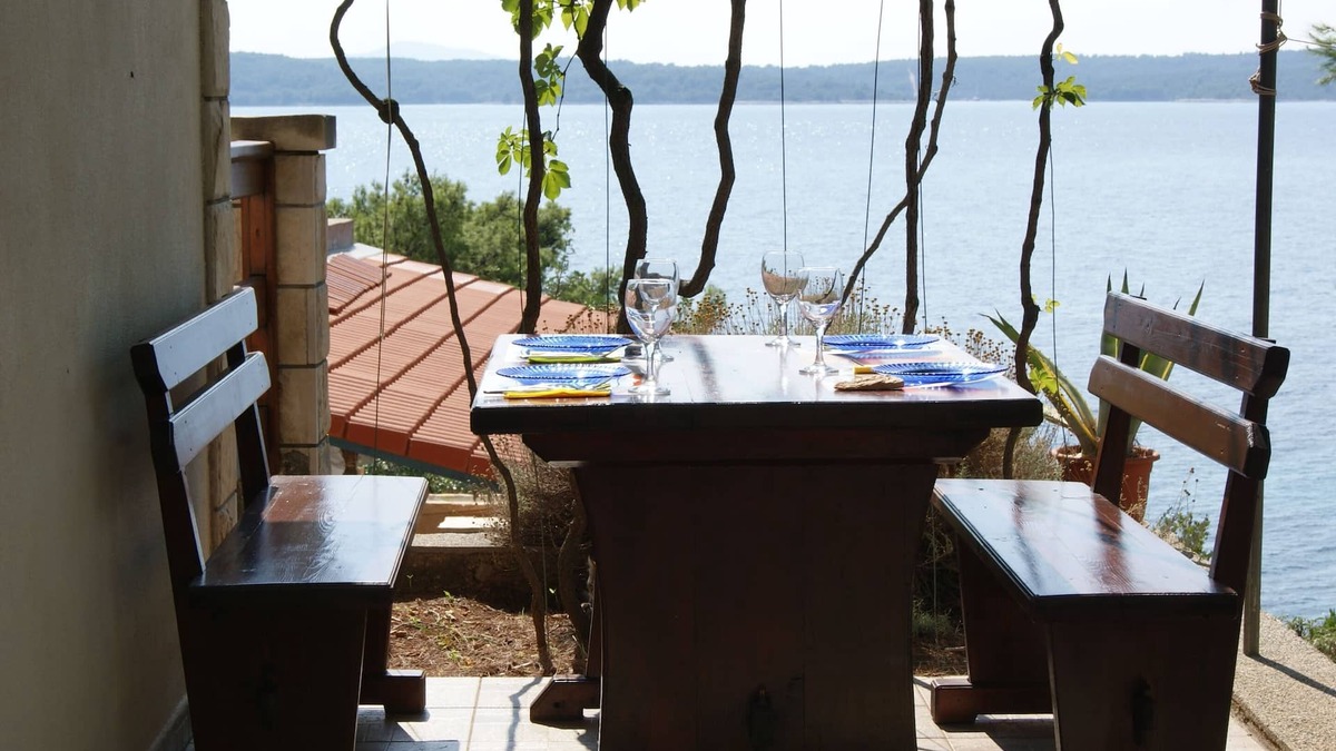 Zavala Apartment | Two bedroom apartment with terrace and sea view Zavala, Hvar (A-15357-a)