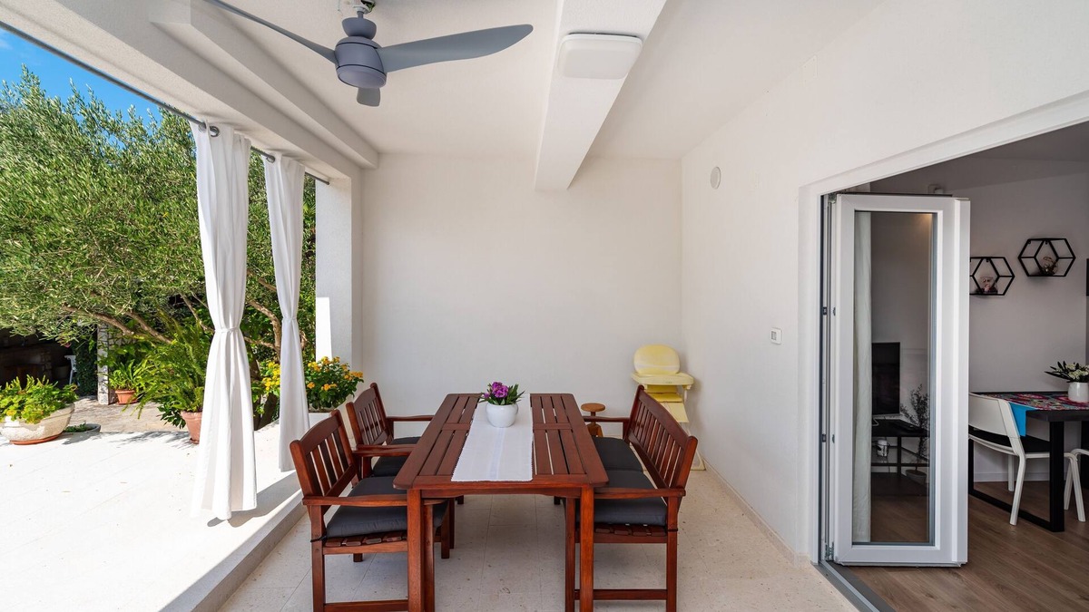 Mandre Apartment | Two bedroom apartment with terrace Mandre, Pag (A-13015-a)
