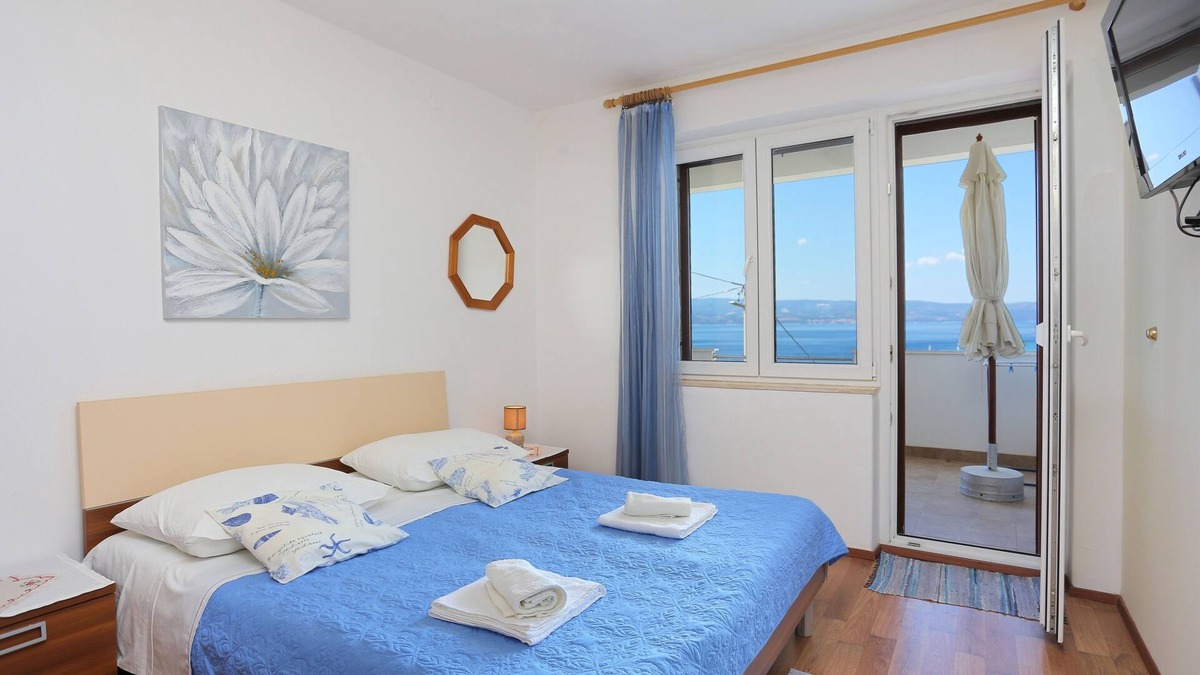 Borak Apartment | Two bedroom apartment with terrace and sea view Omiš (A-18919-a)