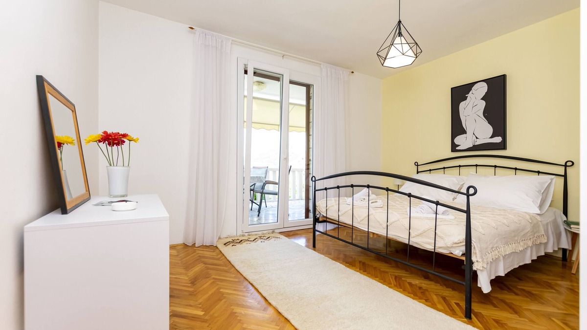 Omis Apartment | Two bedroom apartment with terrace and sea view Omiš (A-20787-b)