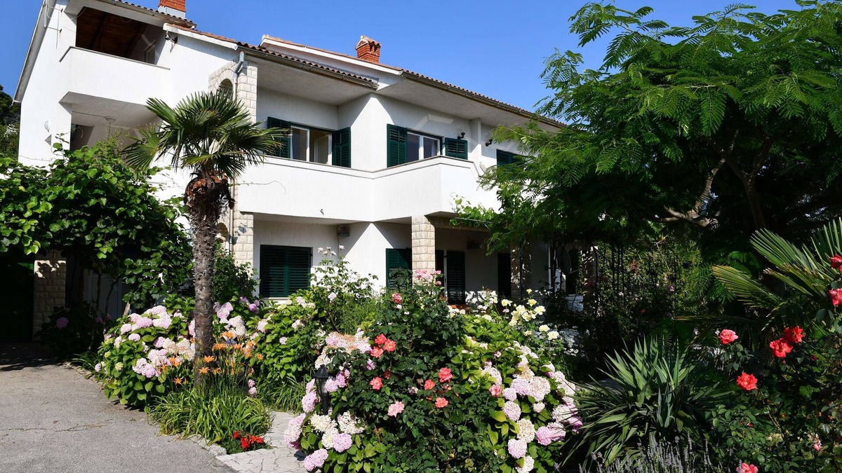 Banjol Apartment | Two bedroom apartment with balcony and sea view Banjol, Rab (A-23240-a)